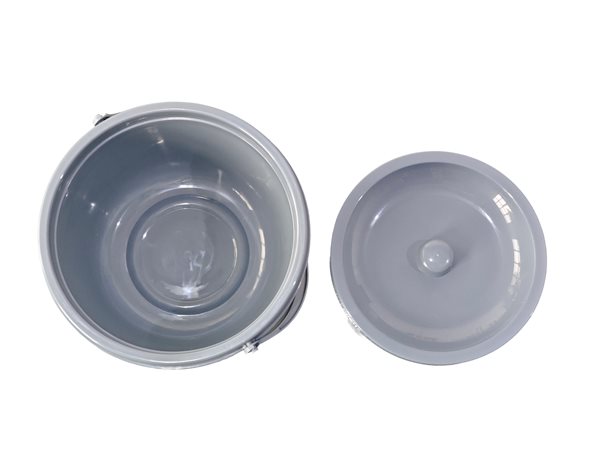 Detachable bedpan with lid